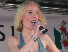 Anna-Karin sjunger