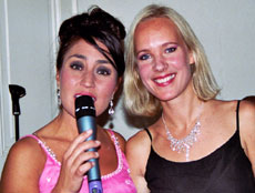 Milla och Anna-Karin sjunger